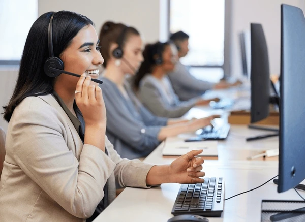 call center agent speaking to customer
